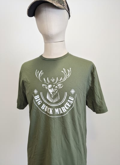 T-Shirt ‘Esprit de la Forêt’ de Big Buck Marceau – L’Appel de la Nature Québécoise