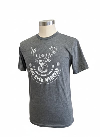 T-Shirt Signature ‘Cerf Majestueux’ de Big Buck Marceau – Confort et Fierté Québécoise