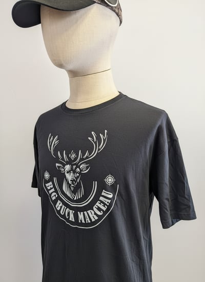 T-Shirt ‘Sombre Forêt’ de Big Buck Marceau – L’Écho du Territoire Sauvage