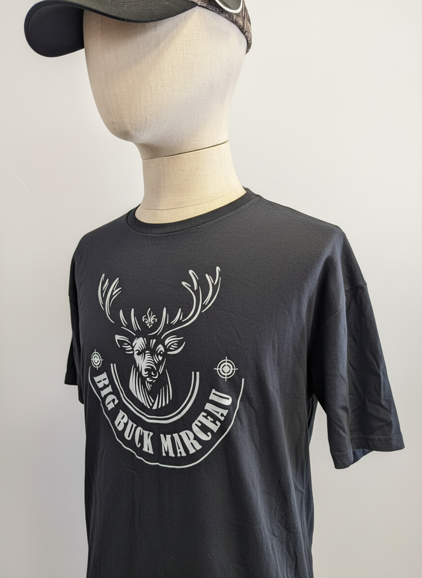 T-Shirt ‘Sombre Forêt’ de Big Buck Marceau – L’Écho du Territoire Sauvage